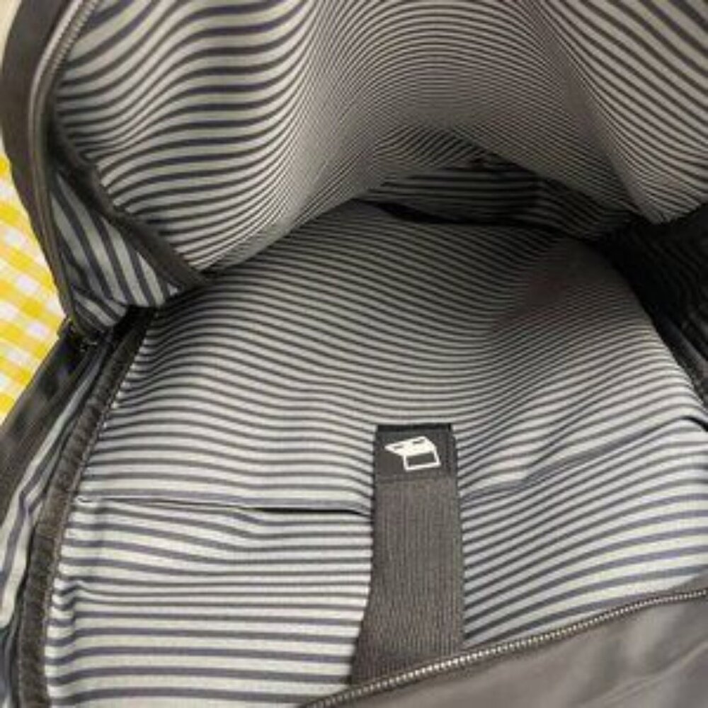 ALO Yoga sports large-capacity travel and leisure backpack - Picture 3 of 5
